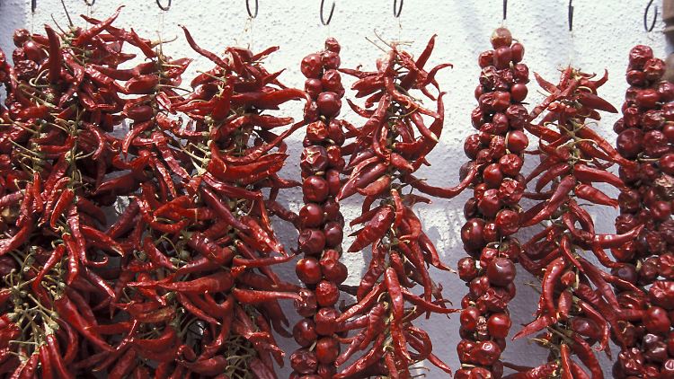Am Balaton: Bevor aus Paprika das beliebte Gewürz wird, muss lange getrocknet werden.