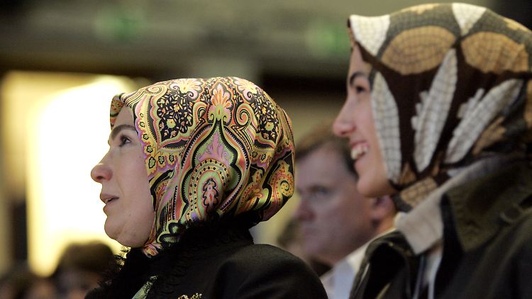 Fethullah Gülen soll die Ermordung von
Sümeyye Erdogan (r) angeordnet haben.