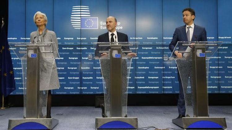 IWF-Chef Christine Lagarde, EU-Währungskommissar Pierre Moscovici und Eurogruppen-Chef Jeroen Dijsselbloem informieren zum Ergebnis.