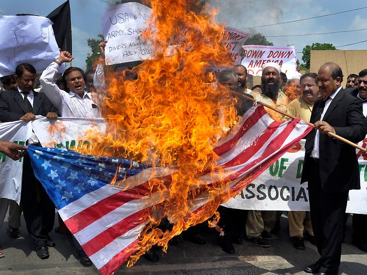 Wirkung: Muslime in aller Welt fühlen sich durch die Aktion in ihrem Glauben verletzt - und verbrennen ihrerseits amerikanische Flaggen.