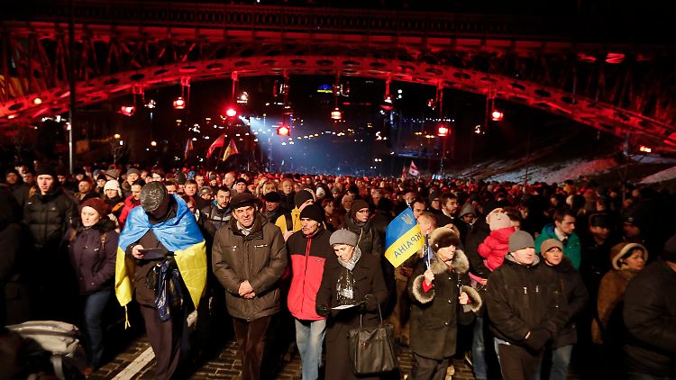 Auf dem Maidan in Kiew versammelten sich Tausende Ukrainer, um an Todesopfer vor einem Jahr zu erinnern.