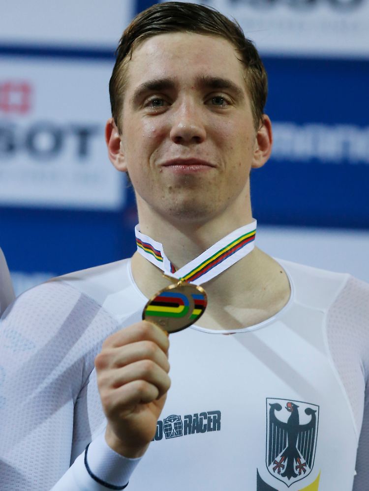 Stolz präsentiert Maximilian Beyer seine Bronze-Medaille im nicht-olympischen Punktefahren.