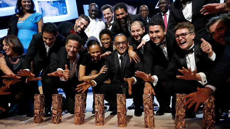 Stolz posiert die Crew von "Timbuktu" mit den César-Trophäen.