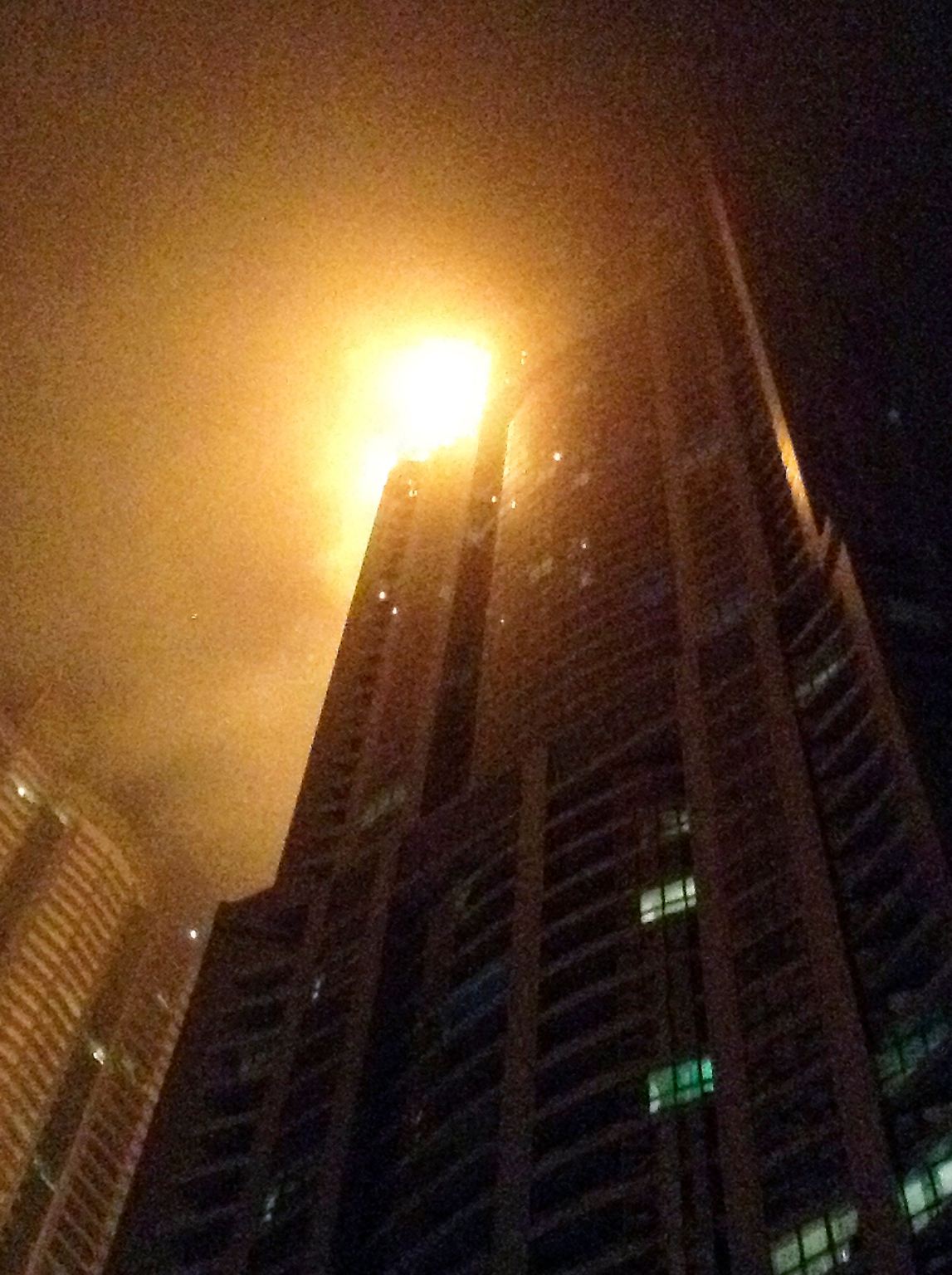 Mehrere tausend Menschen müssen in Sicherheit gebracht werden, als eines der höchsten Wohnhäuser der Welt in der Nacht zum 21. Februar in Flammen aufgeht.