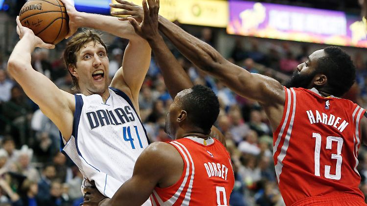 Dirk Nowitzki kämpft trotz seiner Ellbogenstauchung bis zum Schluss.