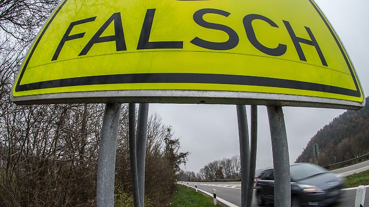 Schilder allein reichen offenbar nicht. Die digitale Lösung soll auch andere Autofahrer warnen, wenn jemand in der falschen Richtung unterwegs ist.
