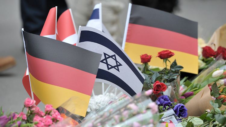 Vor der Synagoge in der Kopenhager Krystalgade liegen Blumen für die Attentatsopfer vom 14. Februar.