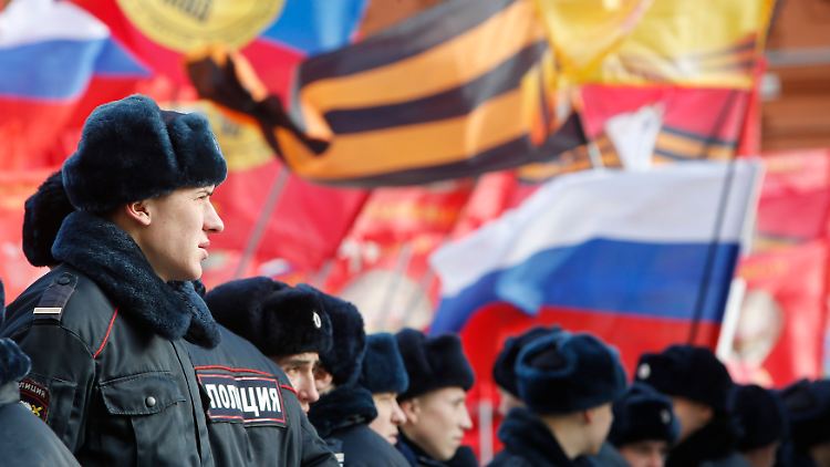 Polizisten am Rande der Anti-Maidan-Demo.