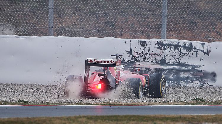 Ab durch den Kies: Sebastian Vettel startete den Testtag in Barcelona mit einem Fauxpas.