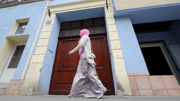 Vor der Baitul-Muhtadin-Moschee in Wien