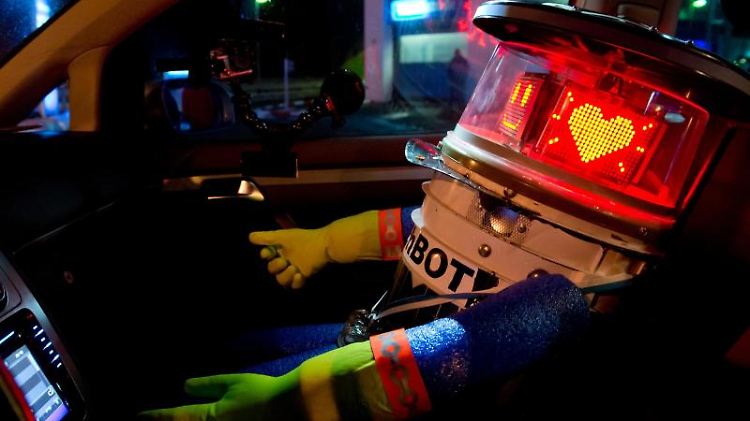 Der Roboter "hitchBOT" in einem Auto (Archivbild).