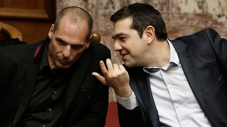 Varoufakis (l.) und Tsipras im Athener Parlament