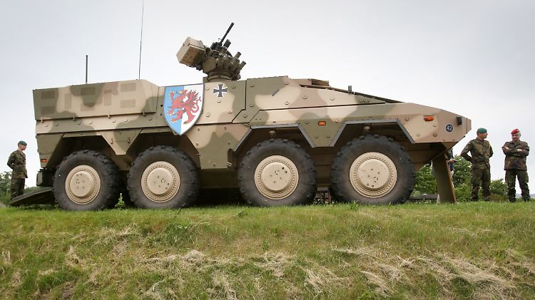 Ein Transportpanzer "Boxer" wird im Mai 2014 in Neubrandenburg der Presse präsentiert.