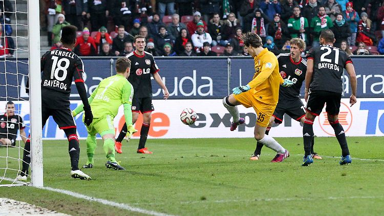 Technik, die begeistert: Marwin Hitz traf per Drehschuss zum 2:2 gegen Leverkusen.