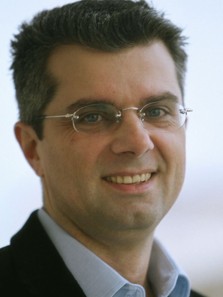 Yannis Koutsomitis schreibt Analysen für politische und wirtschaftliche Institute.