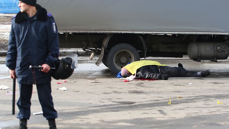 Bombenanschlag in Charkow: Spurensucher am Tatort. 