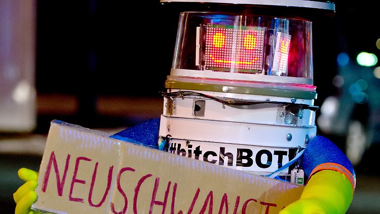 Schloss Neuschwanstein konnte der Roboter "besichtigen", an den Einlasskontrollen des Reichstags aber ist Hitchbot gescheitert.