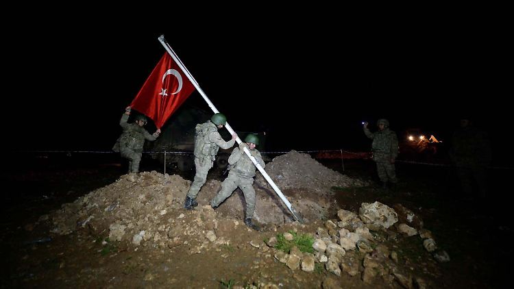 Dort, wo die Überreste von Suleiman Schah hingebracht werden sollen, hisste die Türkei noch in der Nacht die eigene Fahne.