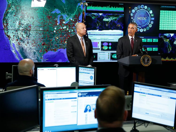 Zuständig für "Homeland Security": Jeh Johnson (l.), hier bei einem Besuch mit Präsident Barack Obama im "National Cybersecurity and Communications Integration Center" in Arlington, Virginia.
