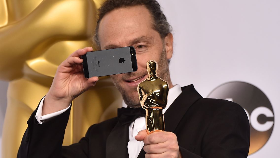 ... und macht noch mal eben schnell ein Oscar-Erinnerungsfoto.