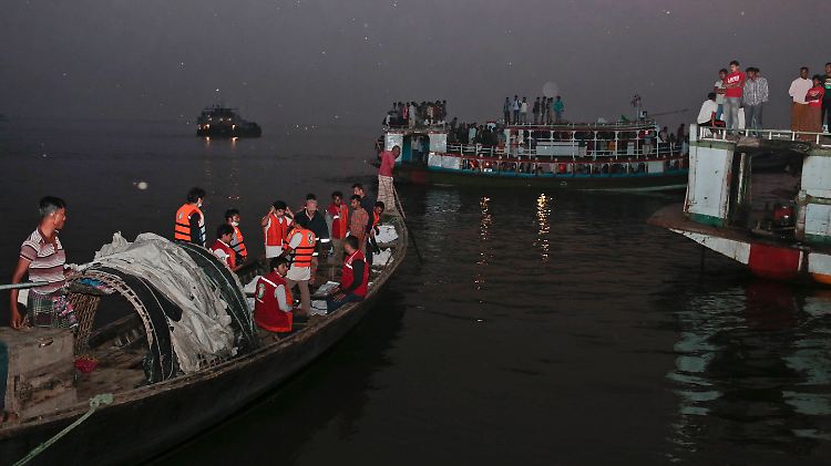 Am frühen Morgen bargen Rettungskräfte das Wrack aus dem Padma-Fluss. 