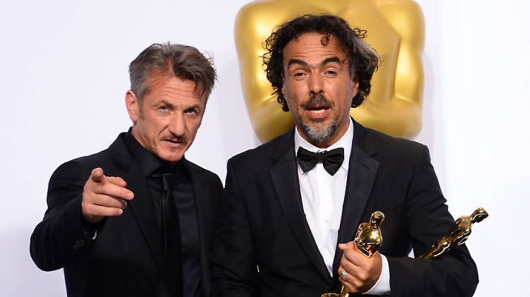 Sean Penn übergab den Oscar für den besten Film an Alejandro G. Iñárritu - und machte einen blöden Scherz, der heftig danebenging.
