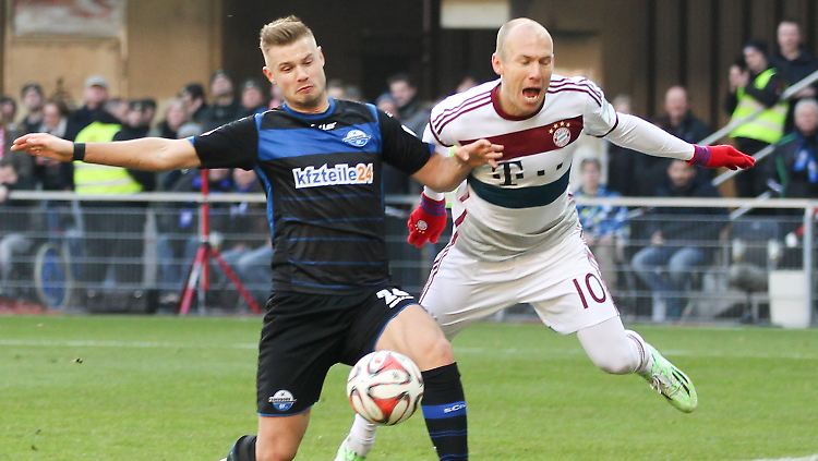 Da fliegt er: Bayerns Arjen Robben, gefoult vom Paderborner Florian Hartherz.
