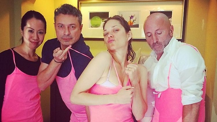 Marion Cotillard (M.) und ihre Entourage.