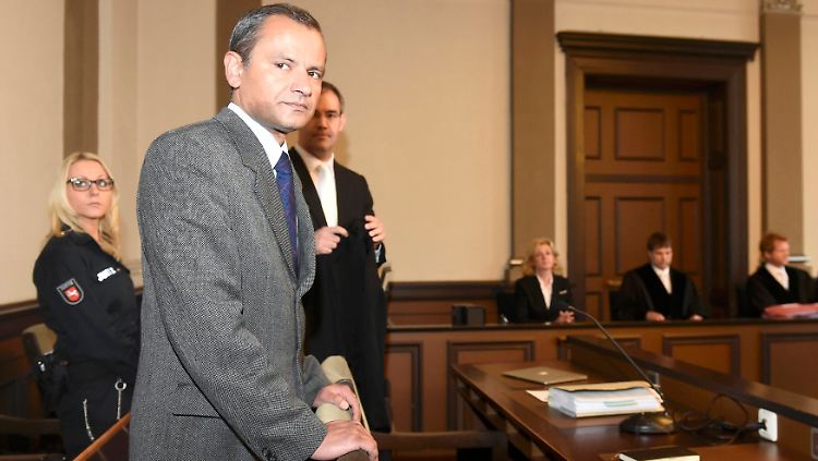 Beim Prozessauftakt im Landgericht in Verden.
