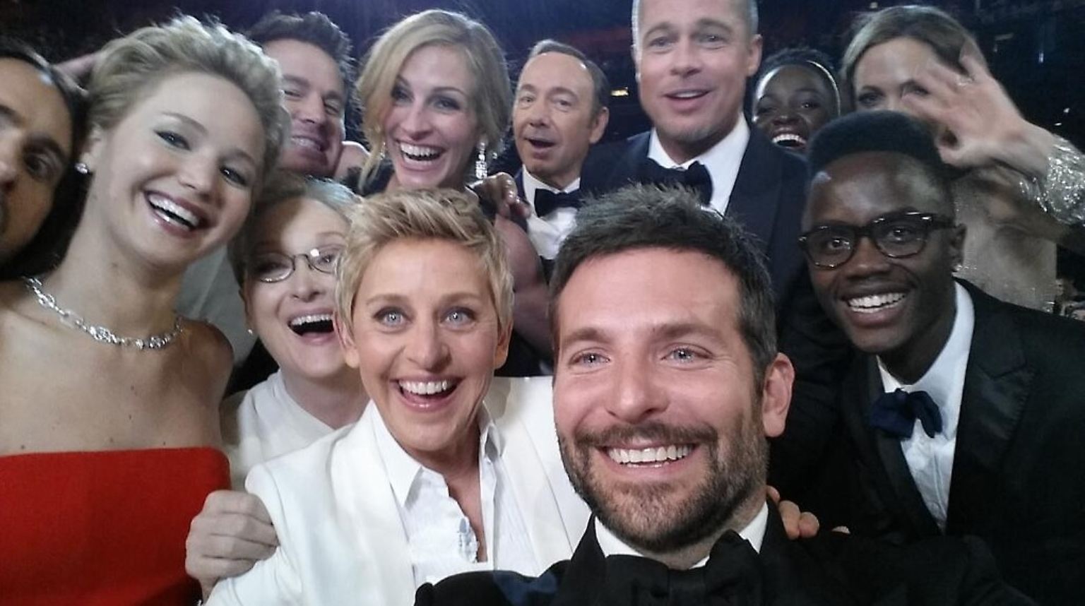 Spätestens seit dem bombastischen Staraufgebot auf Ellen DeGeneres' Oscar-Selfie aus dem vergangenen Jahr ist die Handykamera an den Nebenschauplätzen des roten Teppichs nicht mehr wegzudenken.