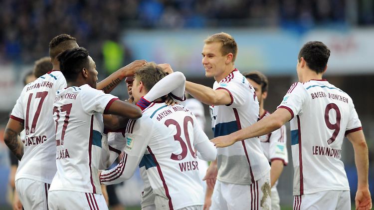 Und sie jubeln dennoch: Zwei Tore weniger als zuletzt gegen den Hamburger SV gelangen dem FC Bayern am Samstag in Paderborn.