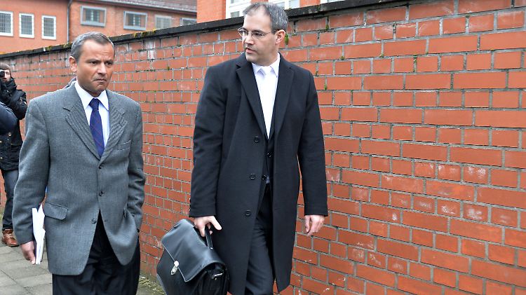 Sebastian Edathy und sein Anwalt Christian Noll verlassen nach Ende des ersten Prozesstages das Landgericht in Verden.