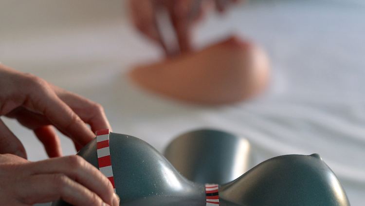 Im Berufsförderungswerk für Blinde und Sehbehinderte (BFW) in Halle werden blinde Frauen zu Medizinischen Tastuntersucherinnen (MTU) ausgebildet.