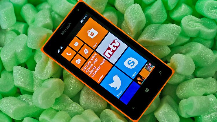 Microsoft verkauft das Lumia 435 in Grün, Orange, Schwarz und Weiß.