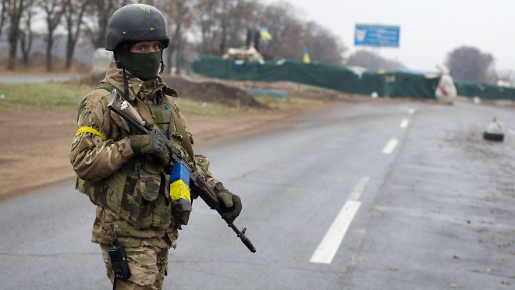 Ein ukrainischer Soldat sichert einen Checkpoint nahe Mariupol.