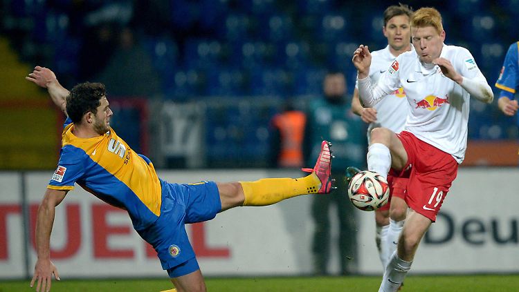 Braunschweigs Ken Reichel attackiert den Leipziger Zsolt Kalmar.