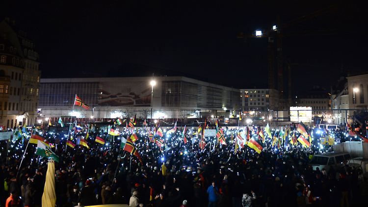 Dresden am Montagabend: Rund 5000 "Patriotischen Europäer gegen die Islamisierung des Abendlandes" (Pegida) versammeln sich in Sachsens Landeshauptstadt.