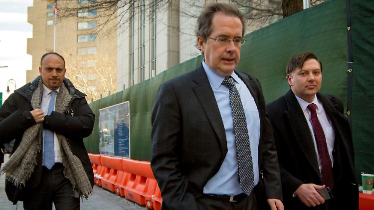 Vor dem Bundesgericht in New York unterlegen: Anwalt Mark Rochon (M.) trat für die Palästinenserorganisation PLO als Verteidiger auf.