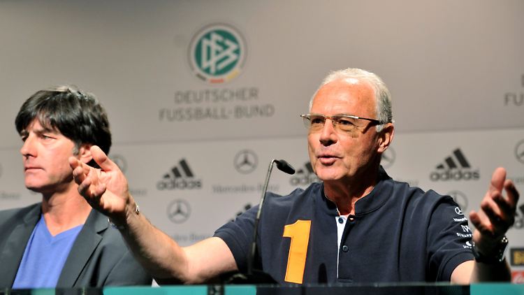 Franz Beckenbauer hat einen Rat für Joachim Löw (l.): "Er muss bei der Nominierung hart sein, Dankbarkeit bringt ihn nicht weiter."