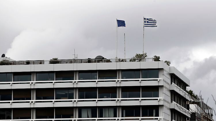 "Es gab keine Verzögerung": Seite an Seite flattern die Flaggen der EU und Griechenlands am Dach des griechischen Finanzministeriums im rauen Athener Februarwind.