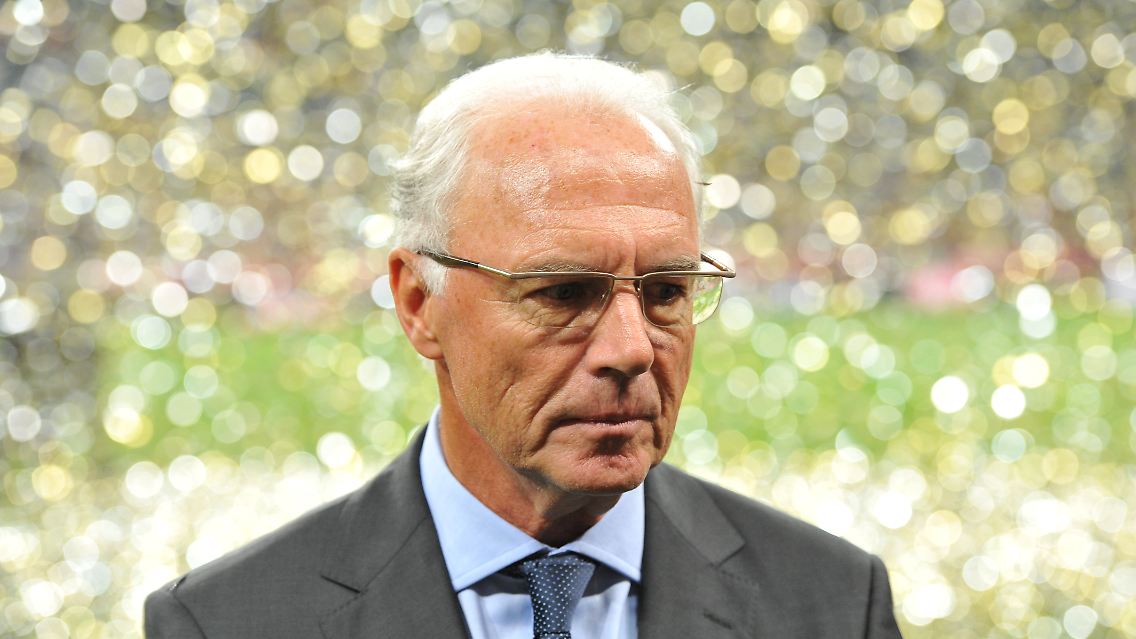 Passionierte Plaudertasche: Franz Beckenbauer, Ehrenpräsident des FC Bayern. Auch nach vollzogenem Torwartwechseln findet er: Ein Neuer muss in den Bayern-Kasten.