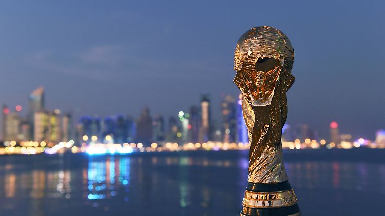 Skyline von Doha: Der WM-Pokal ist schon da - zumindest eine Nachbildung.