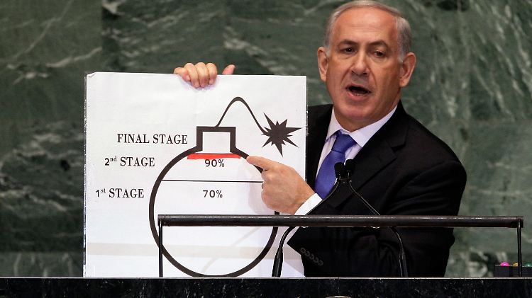 Netanjahu hat oft vor dem Iran gewarnt - auch mit recht plakativen Mitteln. 