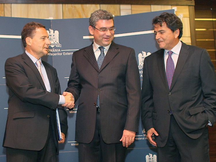 Rumäniens Außenminister Teodor Baconschi (M.) zwischen den französischen Ministern Eric Besson (l.) und Pierre Lellouche.