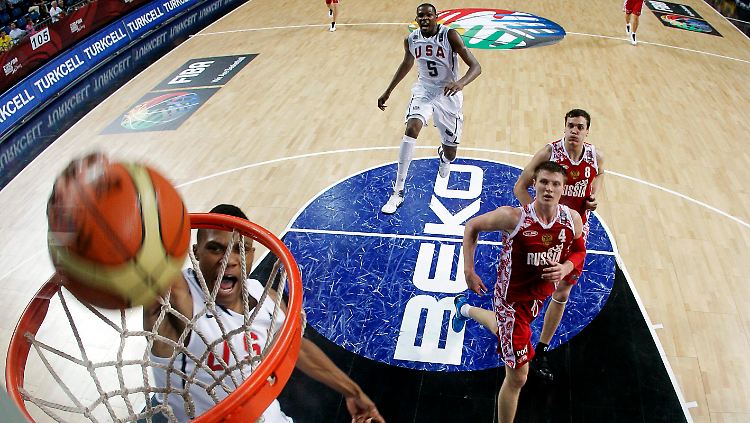 Hier mal nur Zuschauer: Kevin Durant (hinten) bestaunt den Dunk seines Teamkollegen Russell Westbrook.