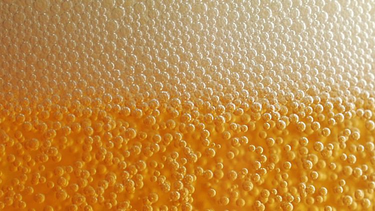 Wie verhindert der Schaum auf dem Bier das Überschwappen?