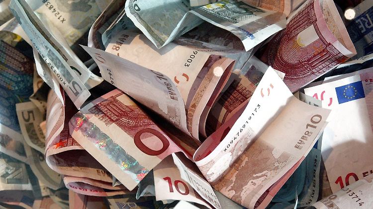 Privathaushalte zahlen einen hohen Preis für die niedrigen Zinsen.
