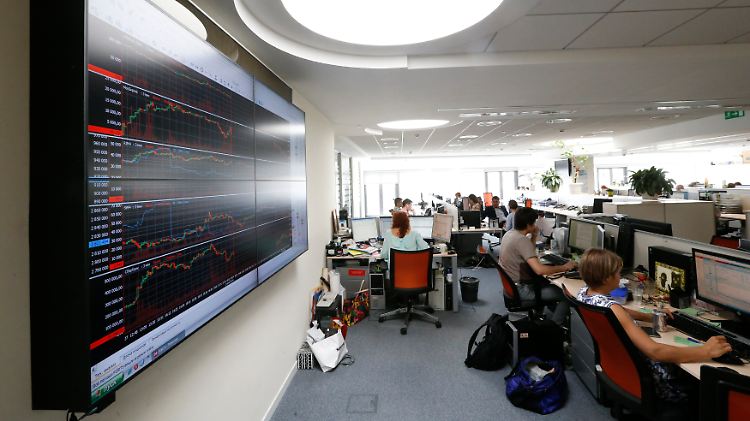 An Moskaus Börse sinkt der Leitindex RTS um mehr als 5 Prozent.
