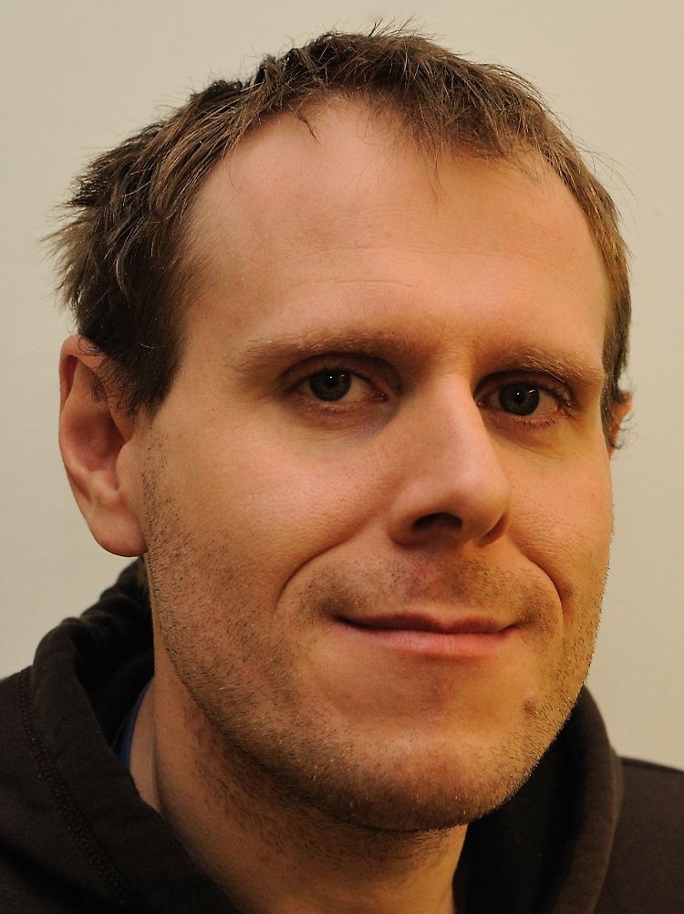 Dr. Ralf Möller ist Mikrobiologe und arbeitet am Deutschen Zentrum für Luft- und Raumfahrt (DLR) in Köln in der Arbeitsgruppe Astrobiologie der Abteilung Strahlenbiologie.