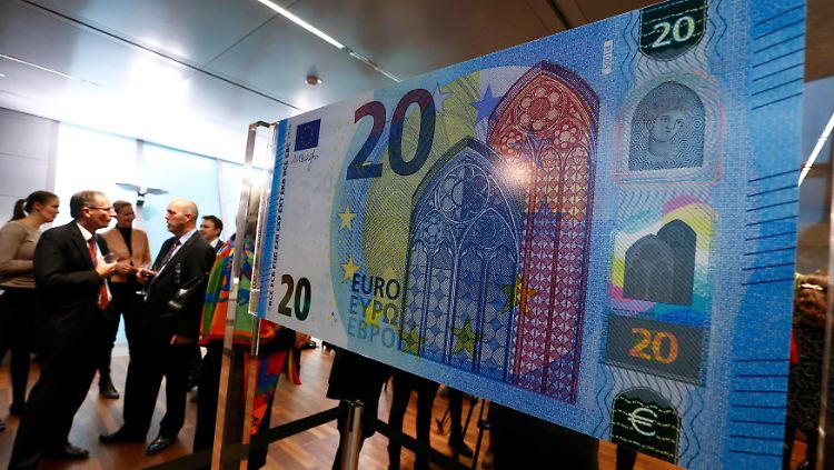 Hält man die Banknote gegen das Licht, erscheint im Hologramm rechts oben ein Porträt der Europa. Es ist von beiden Seiten des Geldscheins zu erkennen.